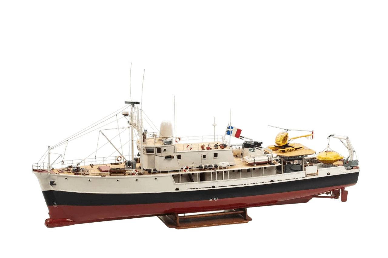 Billing Boats Calypso houten scheepsmodel 1:45 (Nu tijdelijk met gratis rode muts van Jacques Yves Cousteau)