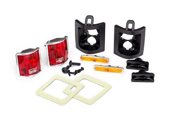 Tail lights, left & right (assembled)/ tail light retainers, left & right/ side (TRX-8135)
