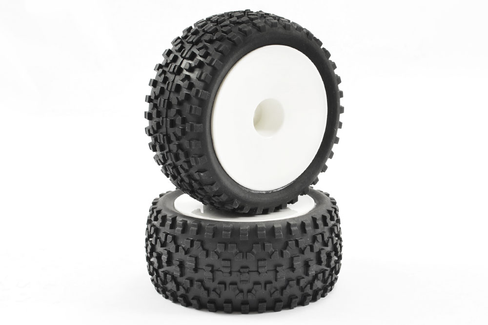 Fastrax Cuboid achterbanden op witte dish velgen voor 1/10 buggy