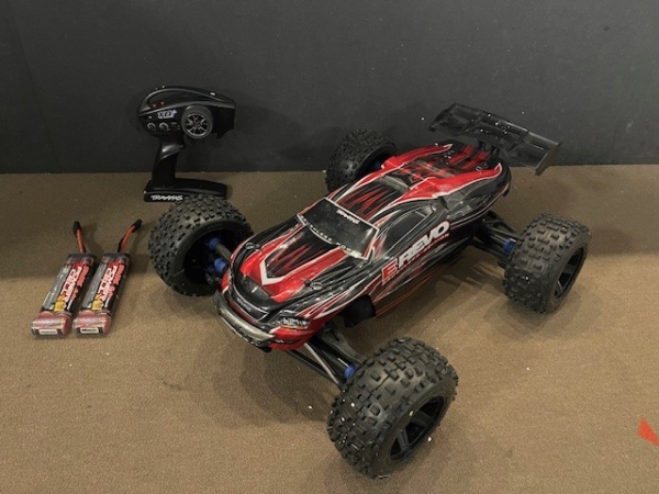 Tweedehands Traxxas E-Revo Brushless op Proline wielen incl. dusty cover